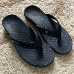 Vionic navy blue sandals
